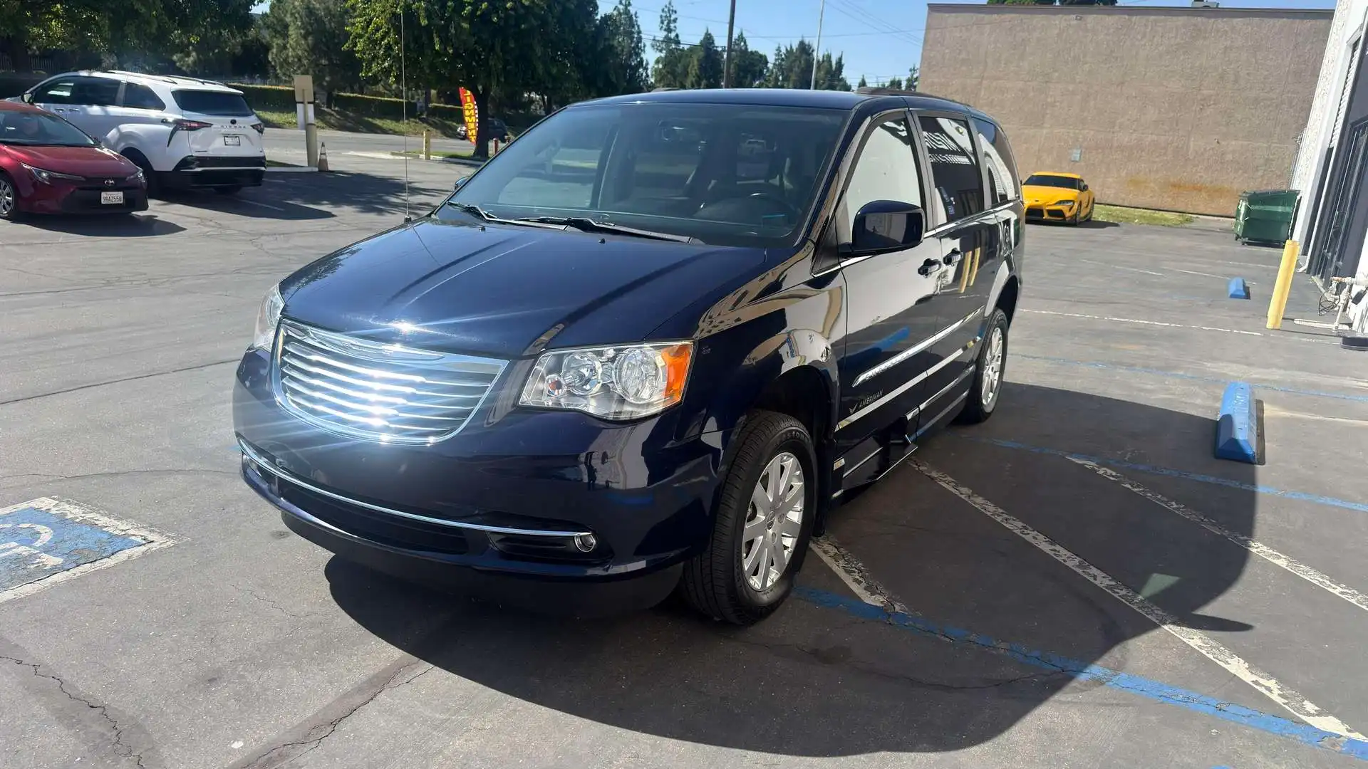 2015 Chrysler Town & Country Touring's photo