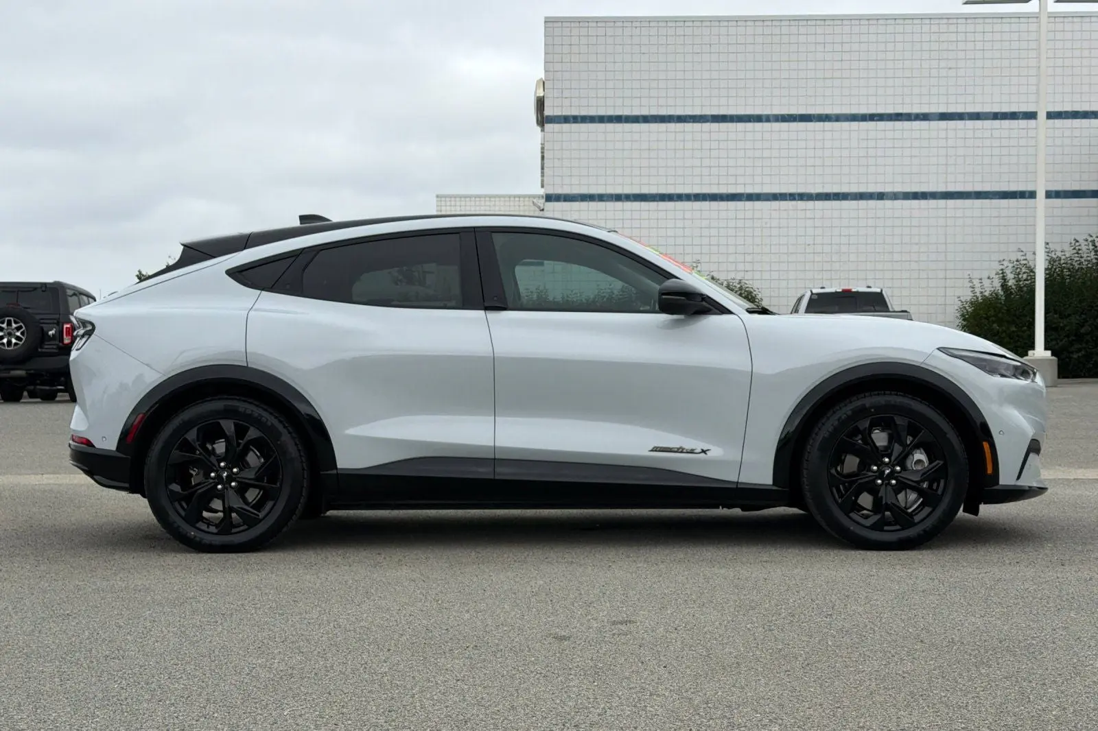 2023 Ford Mustang-Mach-e Premium photo 3