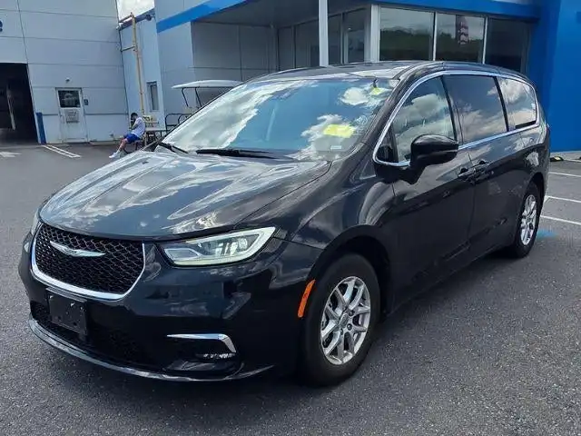 2023 Chrysler Pacifica Touring L's photo