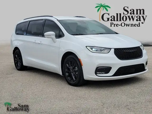 2021 Chrysler Pacifica Touring L's photo