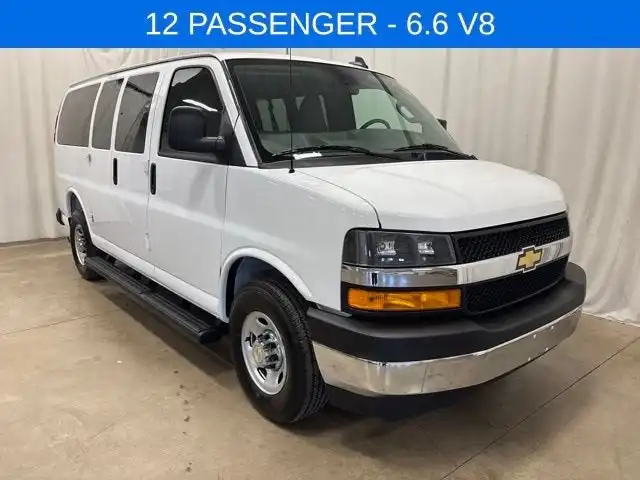 2025 Chevrolet Express 2500 LT's photo