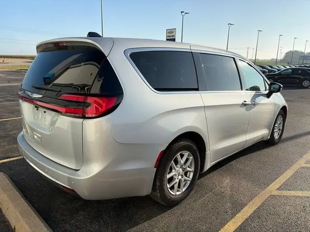 2026 Chrysler Pacifica Select photo 3