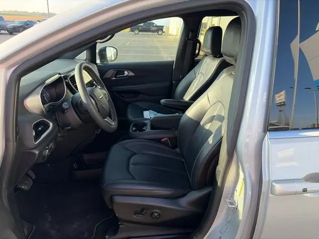 2026 Chrysler Pacifica Select photo 4