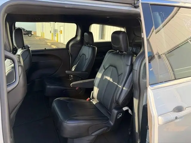 2026 Chrysler Pacifica Select photo 5