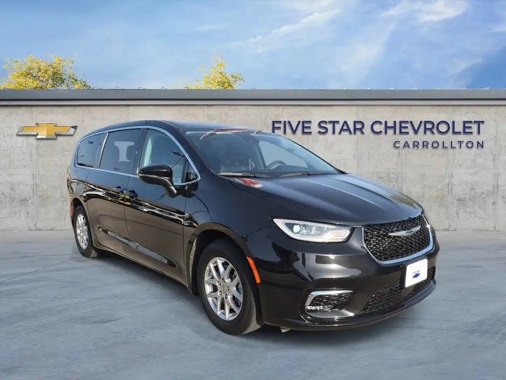 2023 Chrysler Pacifica Touring L's photo