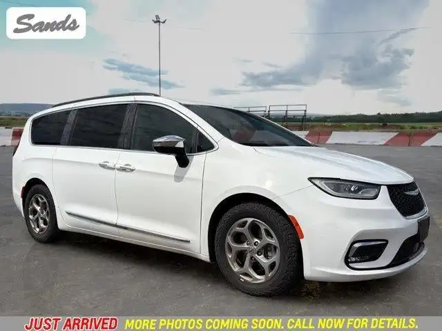 2023 Chrysler Pacifica Limited's photo