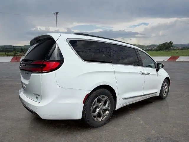 2023 Chrysler Pacifica Limited photo 3