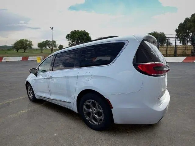 2023 Chrysler Pacifica Limited photo 4