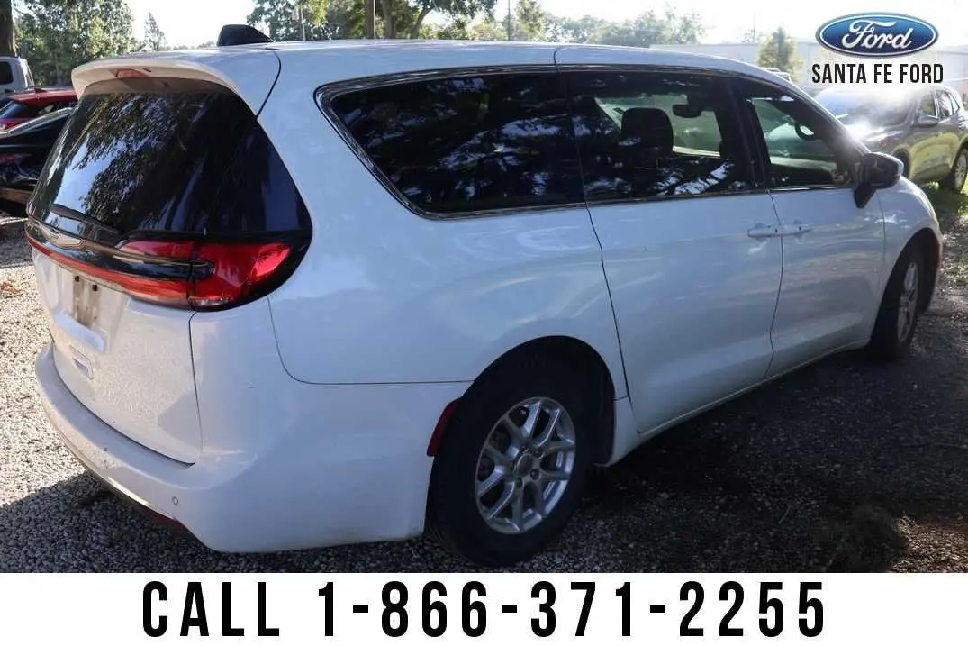 2023 Chrysler Pacifica Touring L photo 3