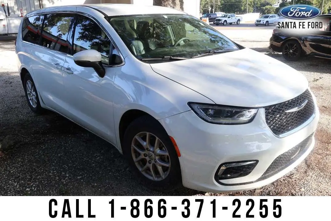 2023 Chrysler Pacifica Touring L photo 4