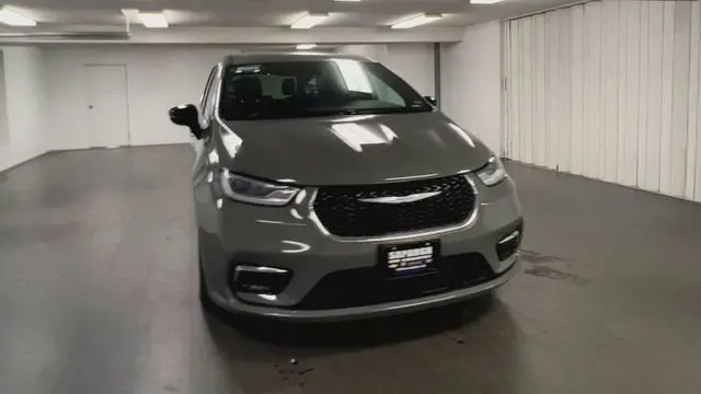2025 Chrysler Pacifica Select photo 3