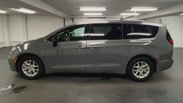 2025 Chrysler Pacifica Select photo 5