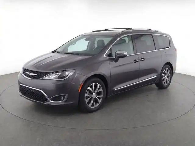 2017 Chrysler Pacifica Limited's photo