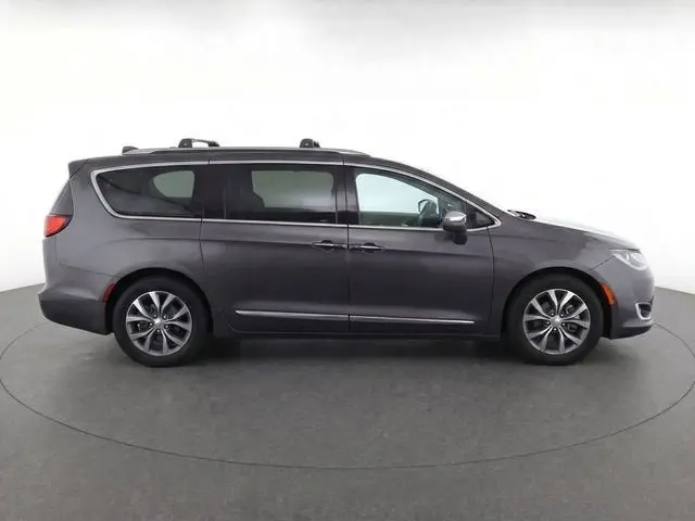 2017 Chrysler Pacifica Limited photo 3