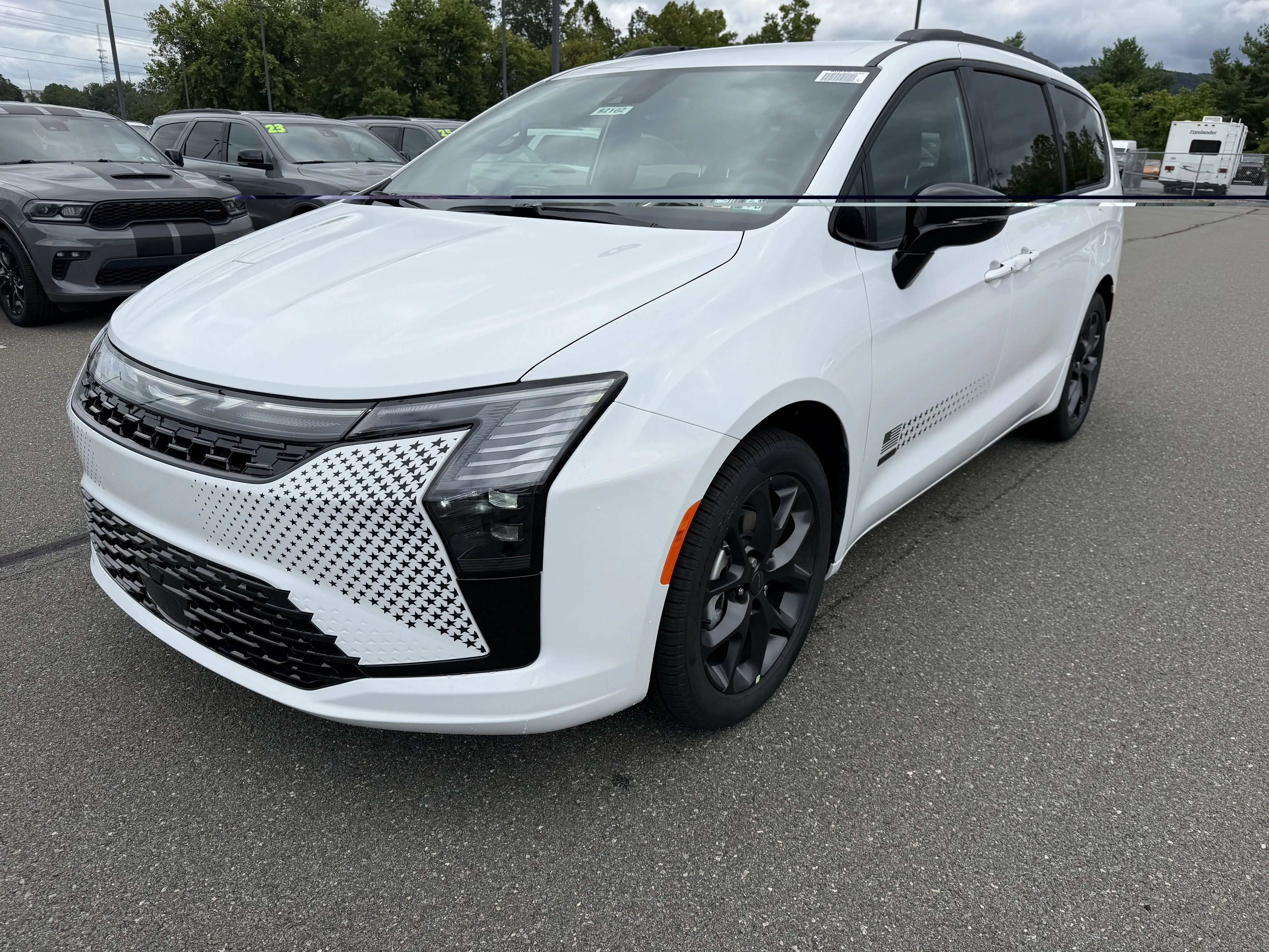 2027 Chrysler Pacifica Select's photo