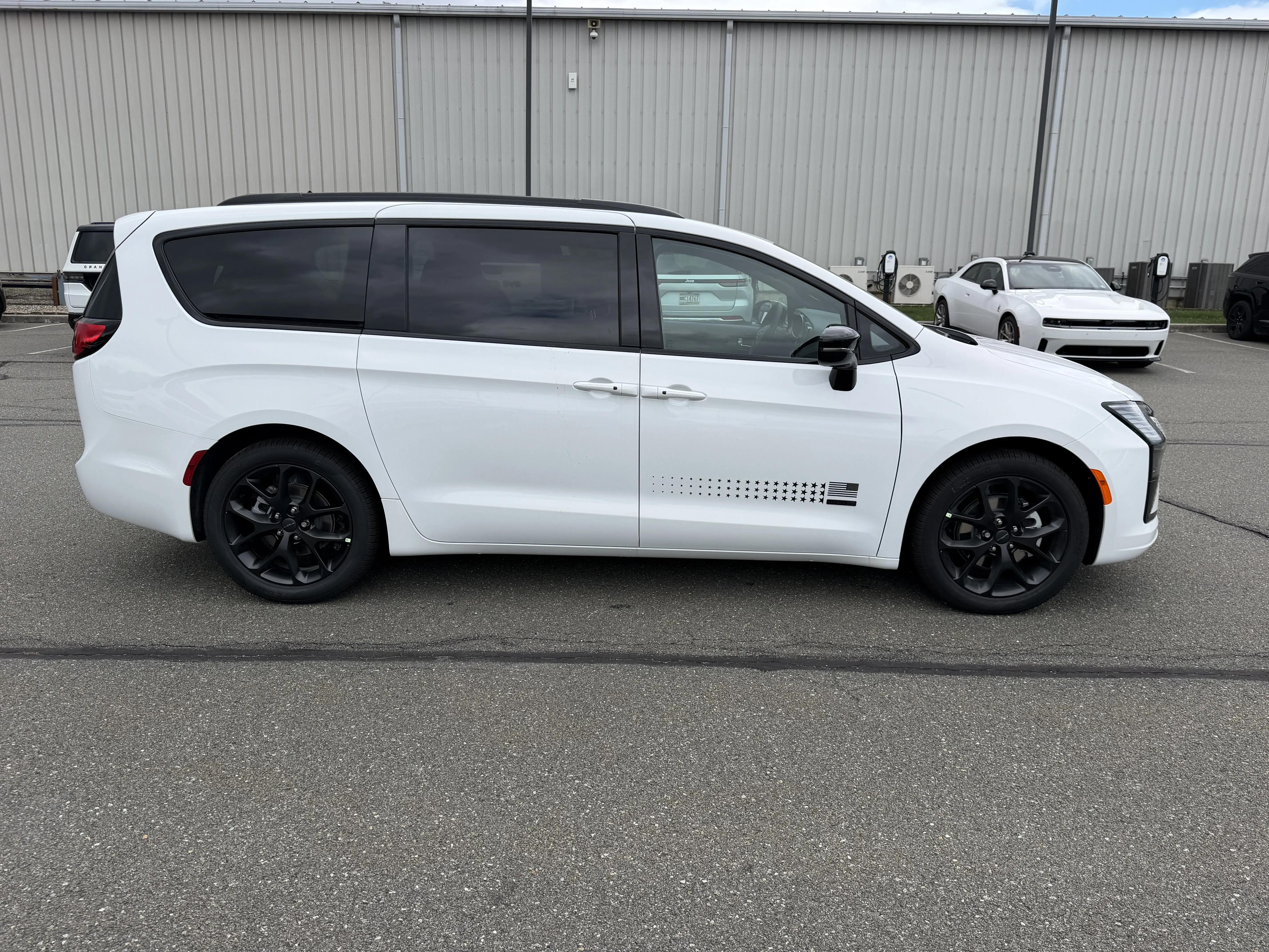 2027 Chrysler Pacifica Select photo 3