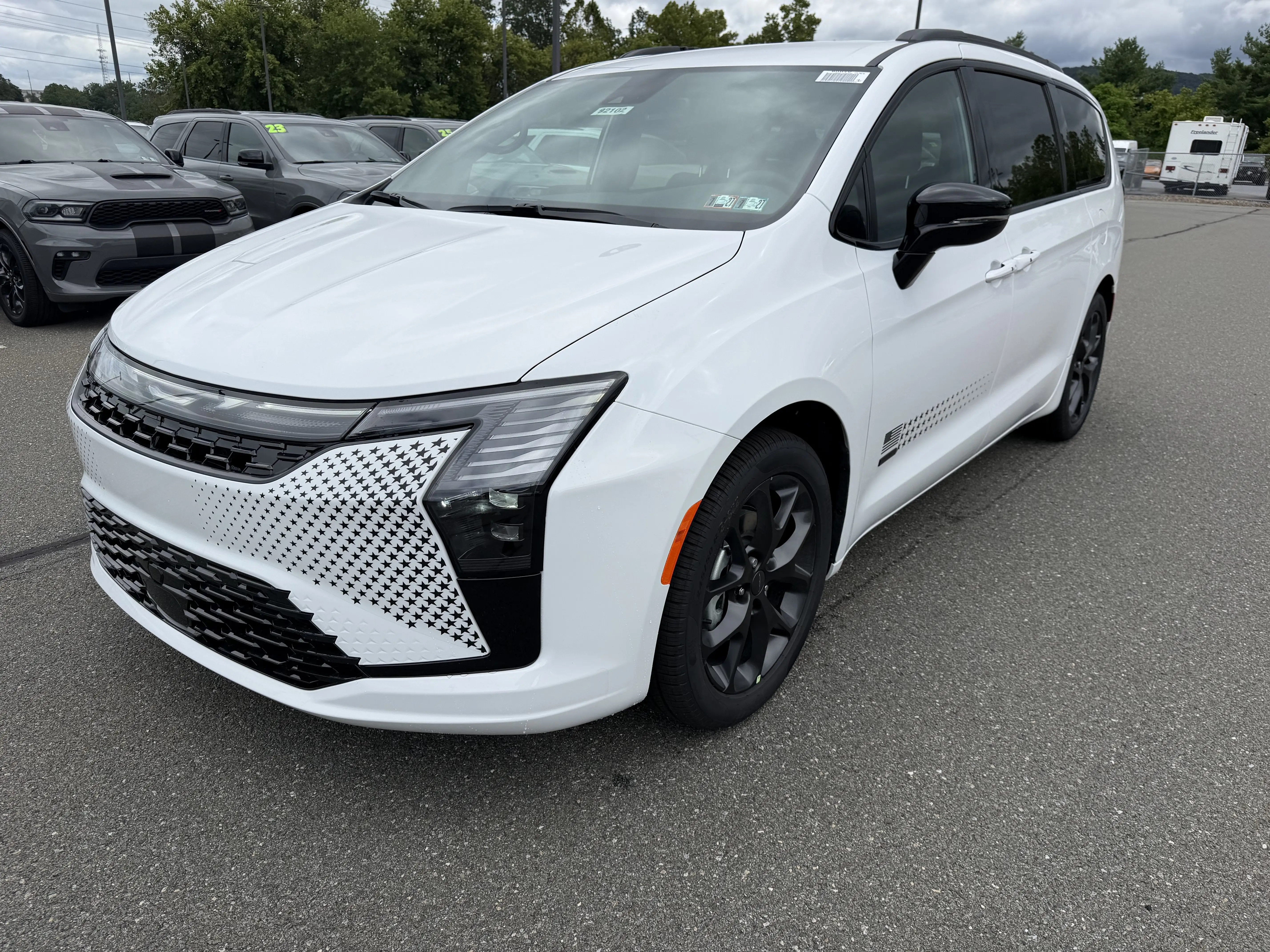 2027 Chrysler Pacifica Select photo 1