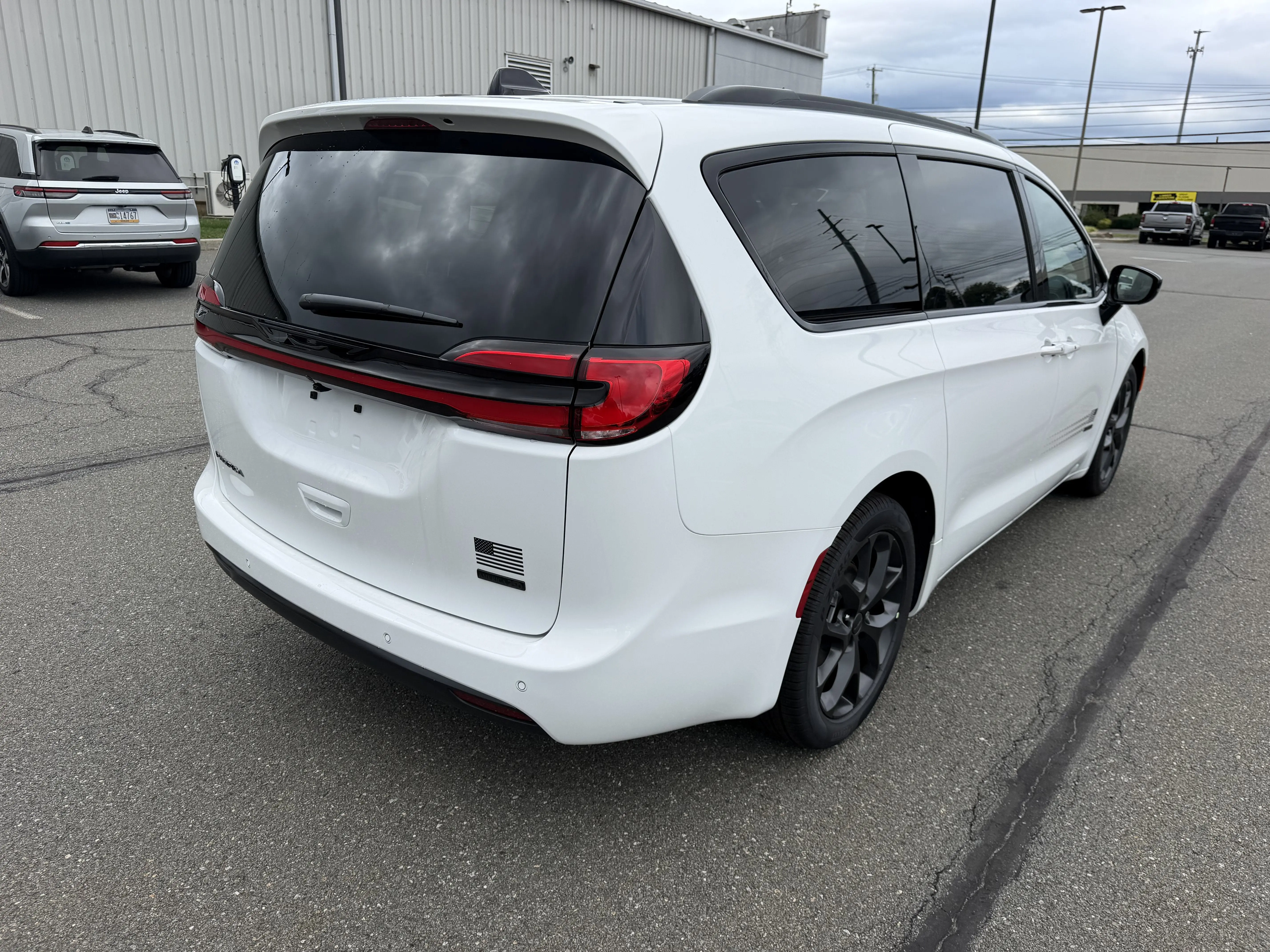 2027 Chrysler Pacifica Select photo 4