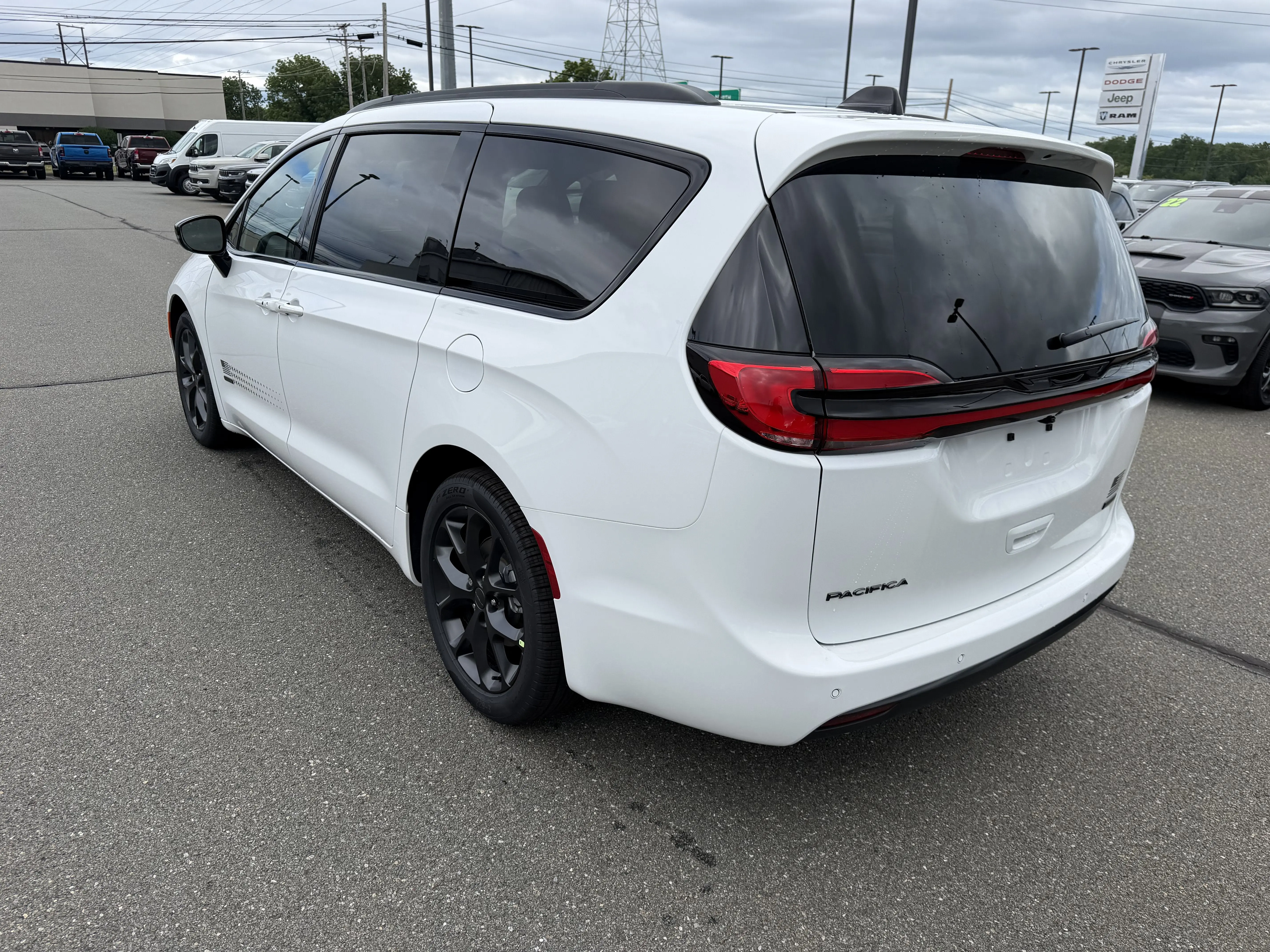 2027 Chrysler Pacifica Select photo 5