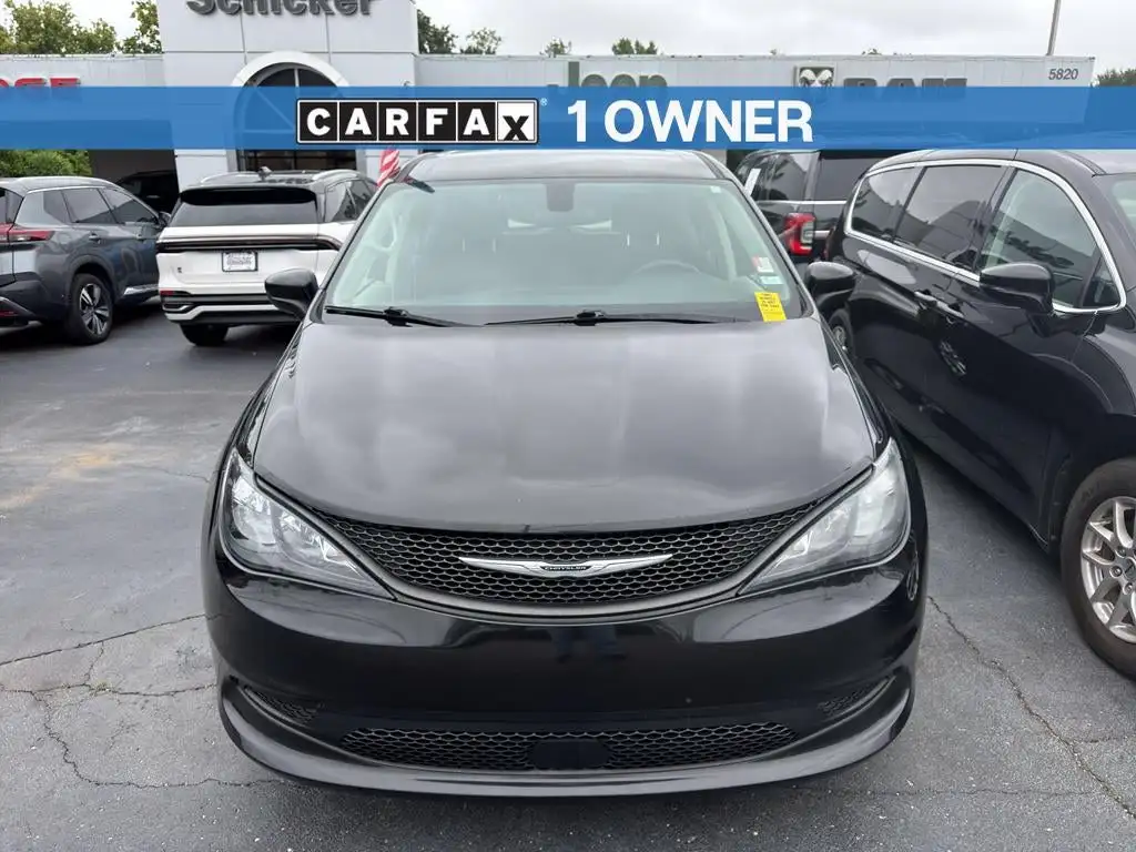2022 Chrysler Voyager LX's photo