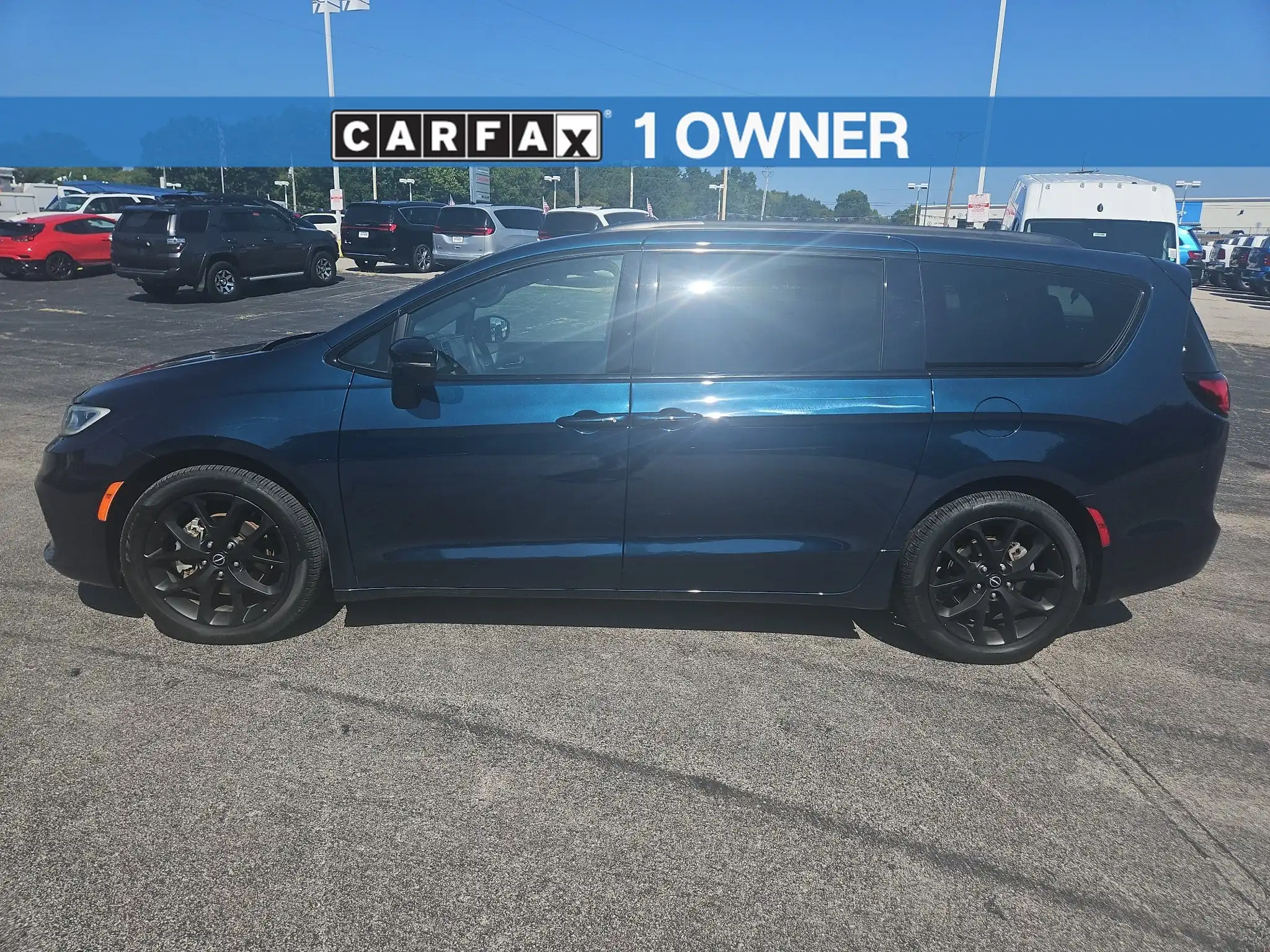 2025 Chrysler Pacifica Limited's photo