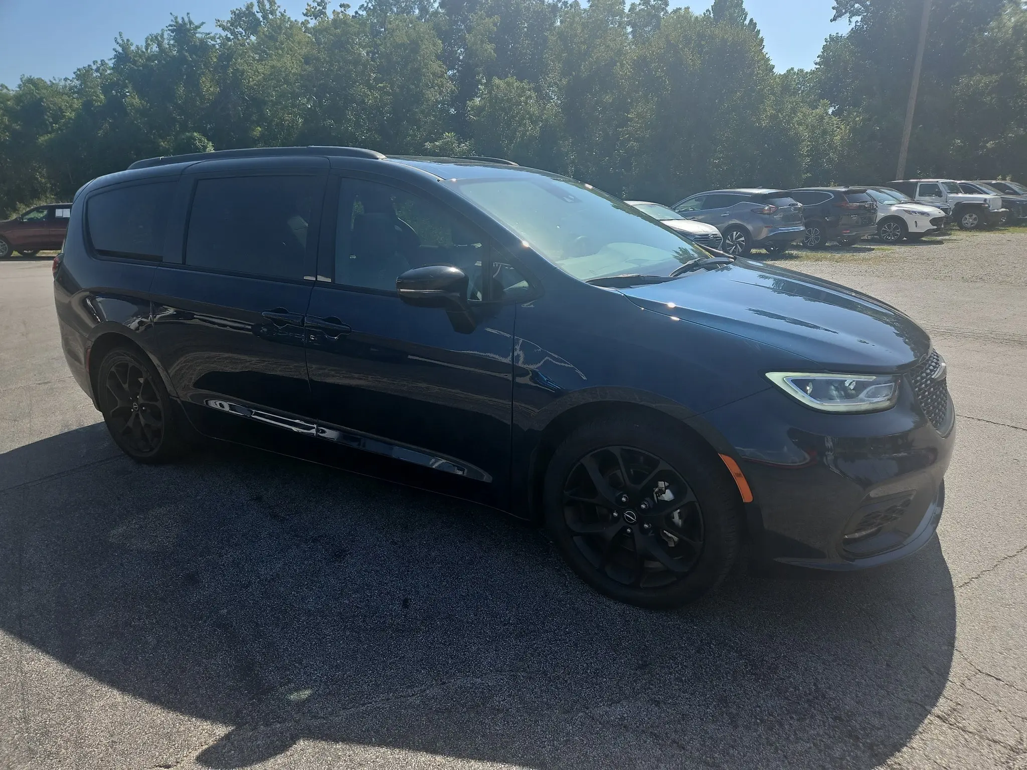 2025 Chrysler Pacifica Limited photo 3