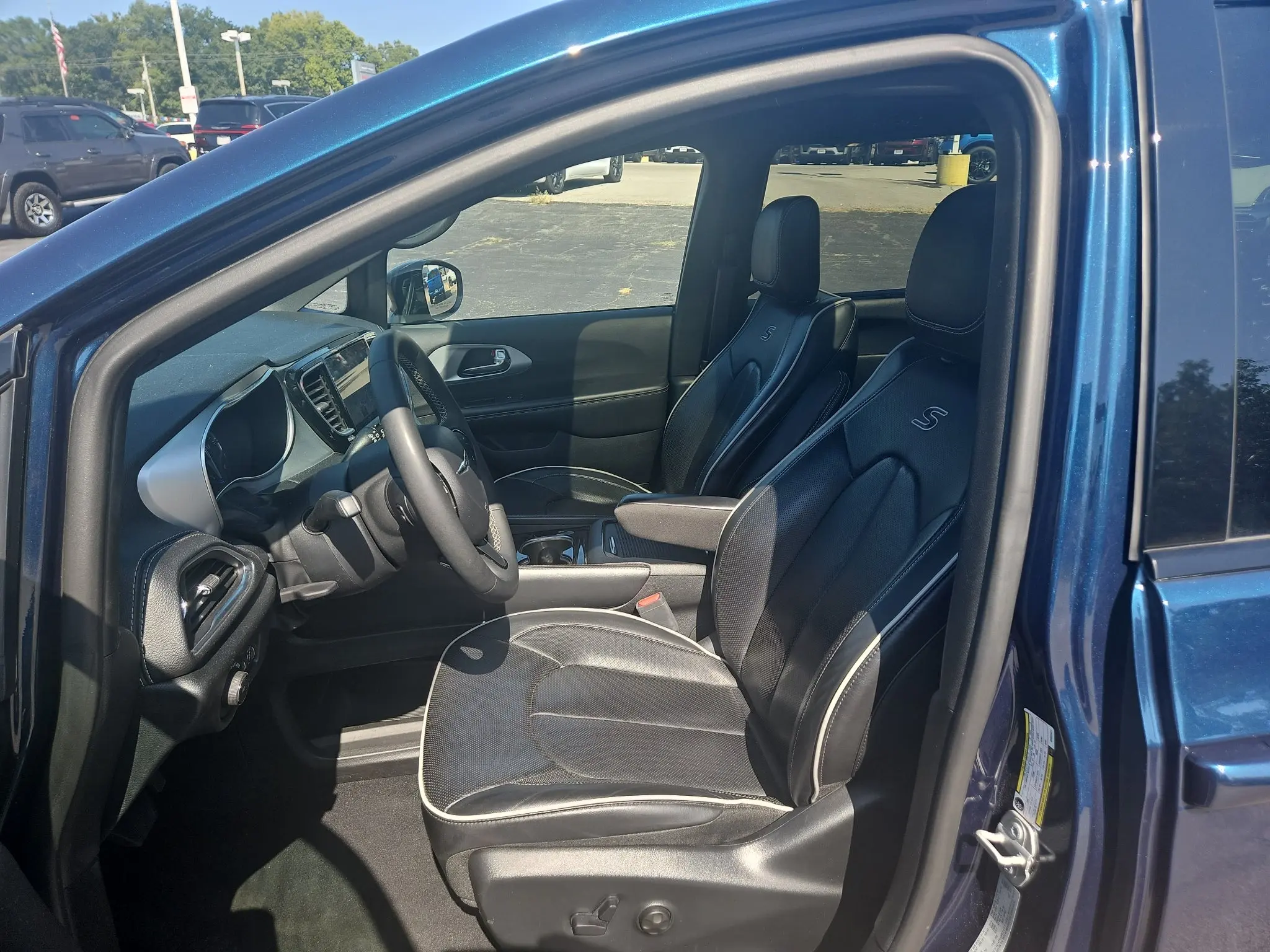 2025 Chrysler Pacifica Limited photo 5