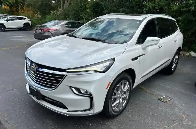 2023 Buick Enclave Essence AWD's photo