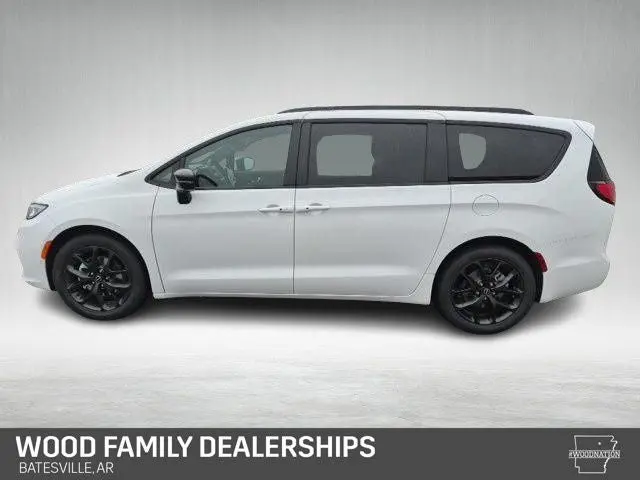 2026 Chrysler Pacifica Select photo 3