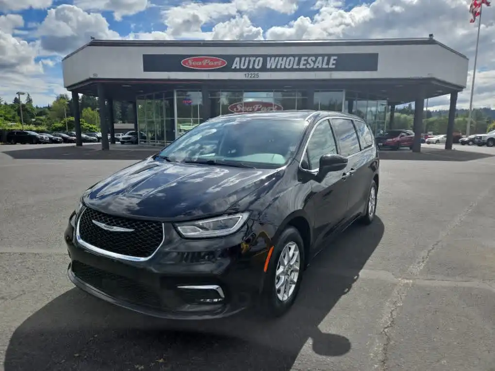 2023 Chrysler Pacifica Touring L's photo