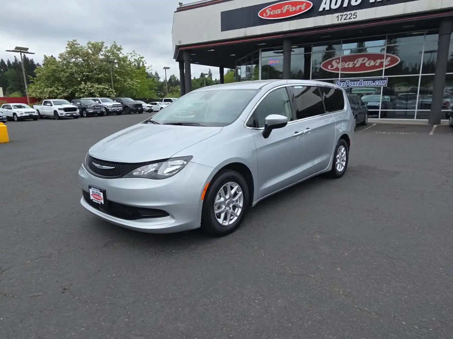 2023 Chrysler Voyager LX's photo