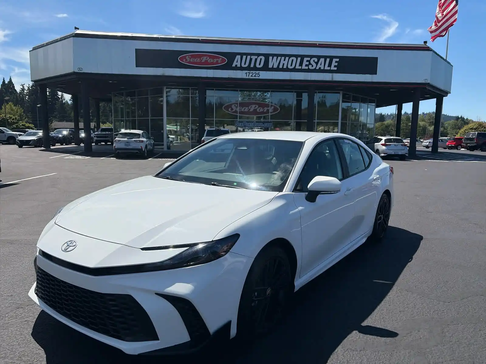 2025 Toyota Camry SE Hybrid's photo
