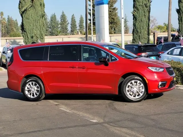 2026 Chrysler Pacifica Select AWD photo 3