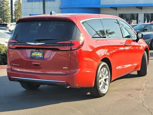 2026 Chrysler Pacifica Select AWD photo 4