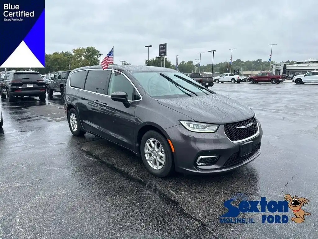 2023 Chrysler Pacifica Touring L's photo