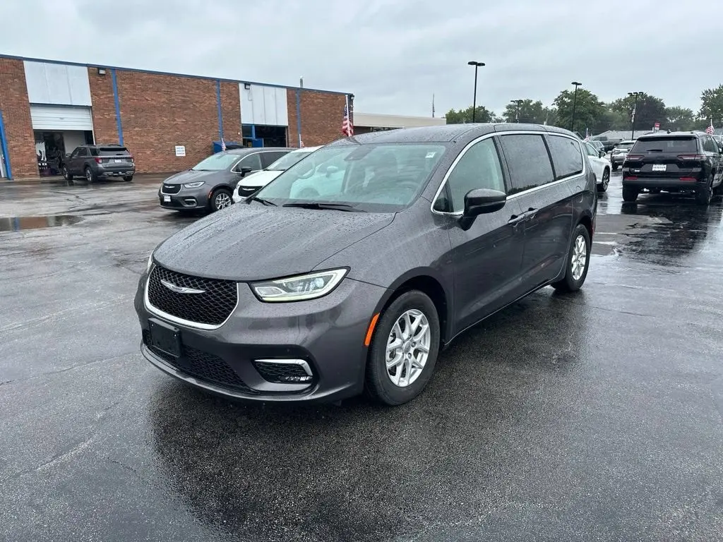 2023 Chrysler Pacifica Touring L photo 3