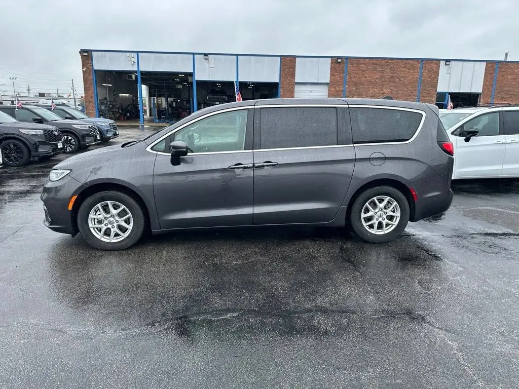 2023 Chrysler Pacifica Touring L photo 4