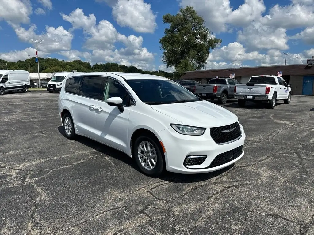 2023 Chrysler Pacifica Touring L photo 3