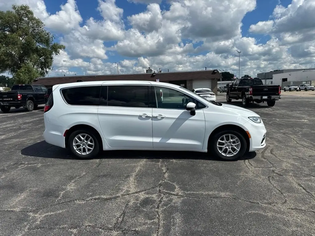 2023 Chrysler Pacifica Touring L photo 4