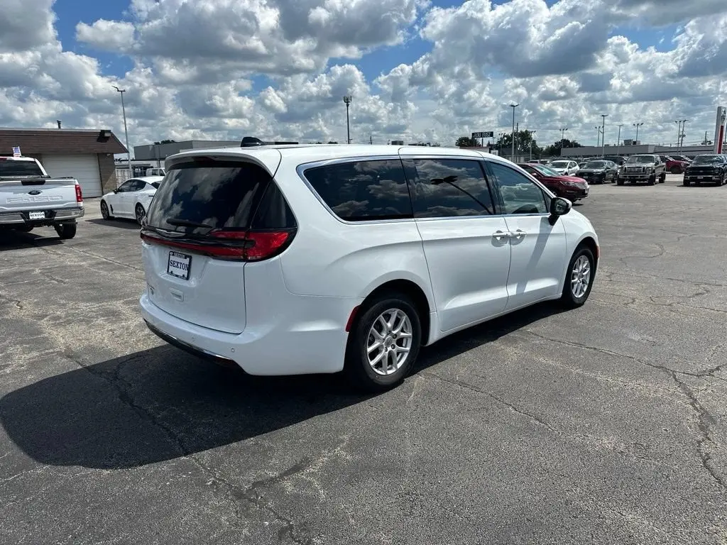2023 Chrysler Pacifica Touring L photo 5
