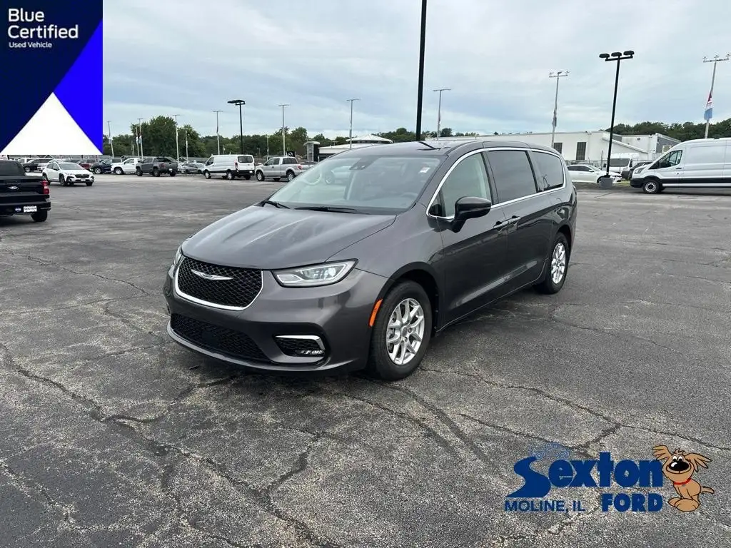 2023 Chrysler Pacifica Touring L photo 1