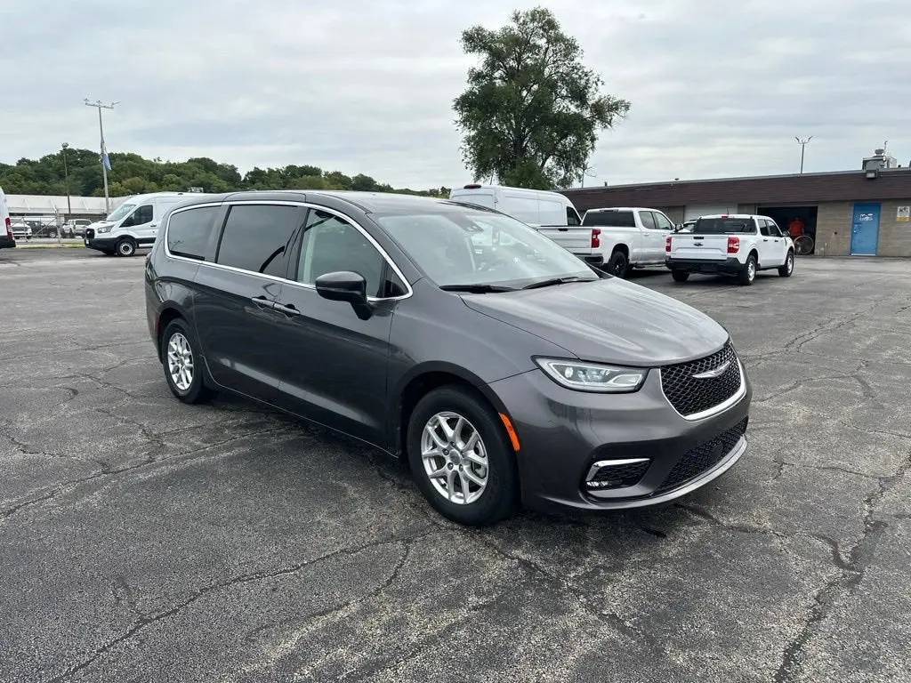 2023 Chrysler Pacifica Touring L photo 3