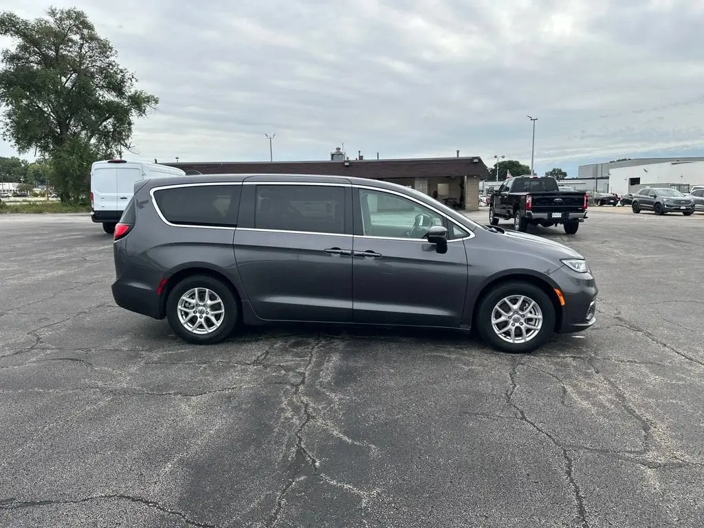 2023 Chrysler Pacifica Touring L photo 4