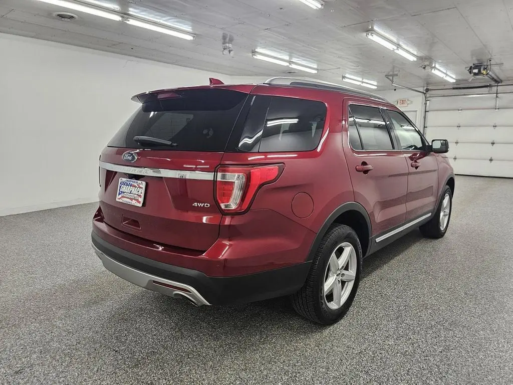 2016 Ford Explorer XLT 4WD photo 4