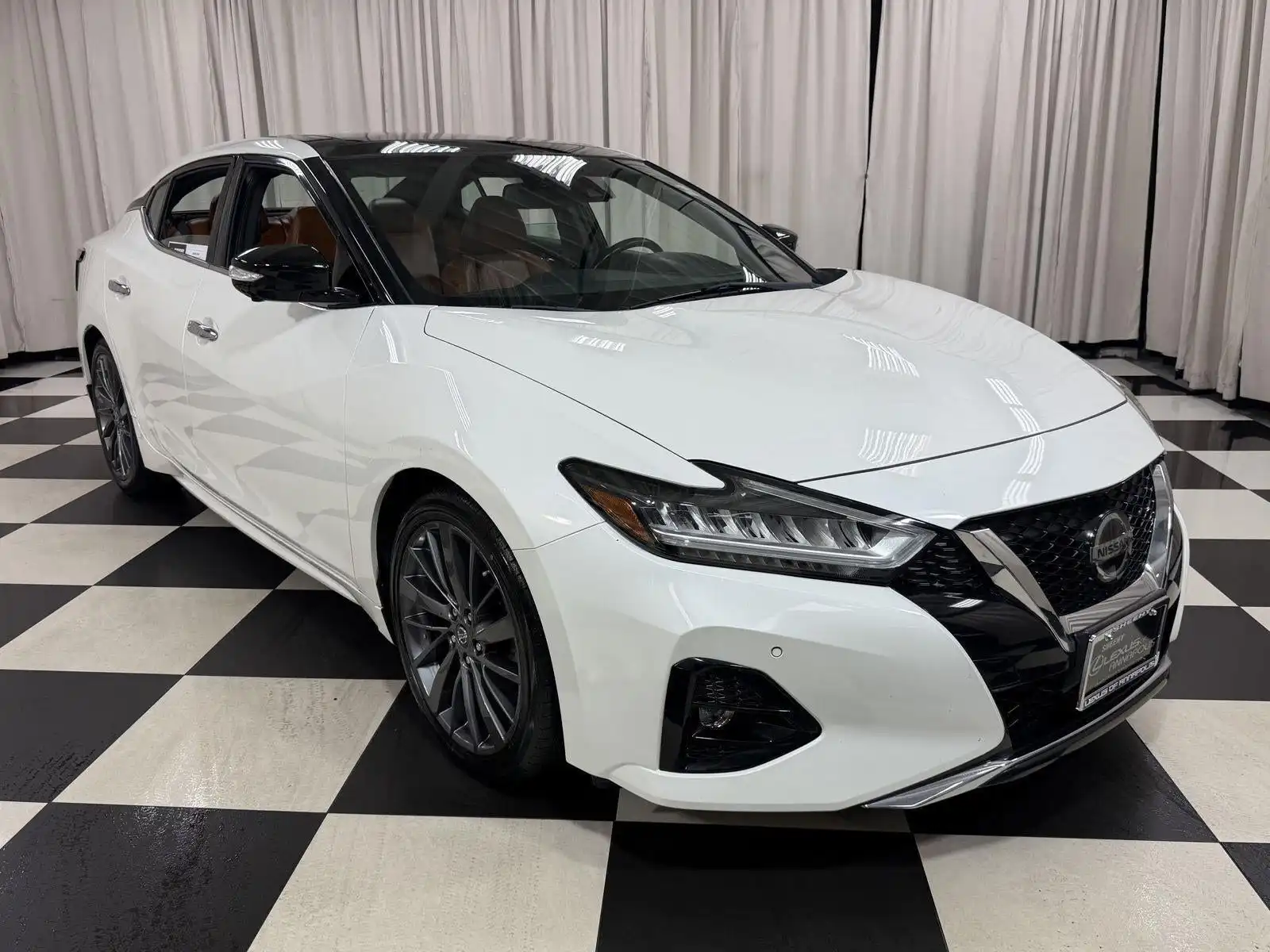 2019 Nissan Maxima Platinum's photo