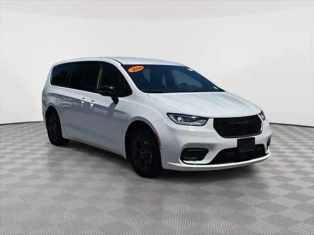2024 Chrysler Pacifica Hybrid Select S-Appearance PHEV's photo