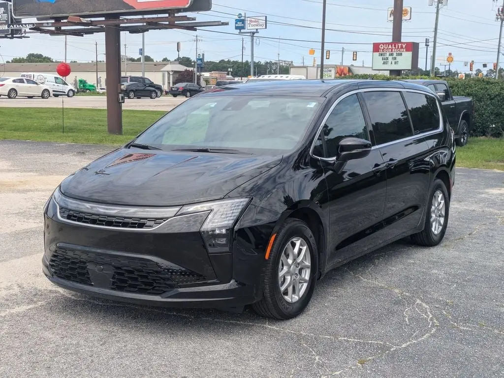 2027 Chrysler Pacifica Select photo 3