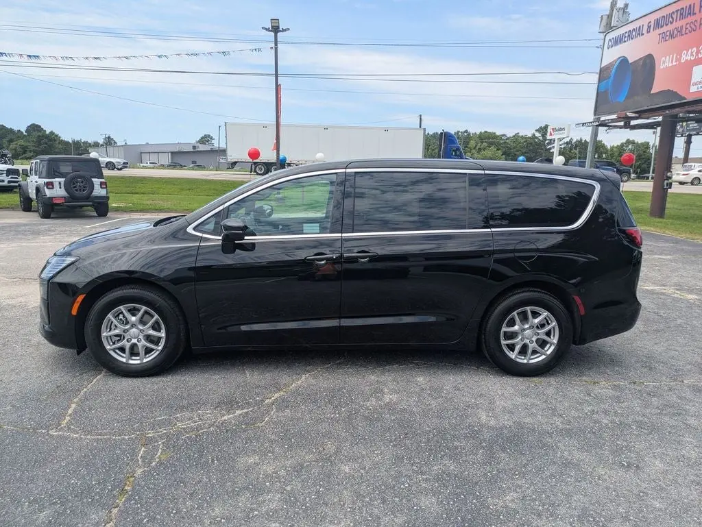 2027 Chrysler Pacifica Select photo 4