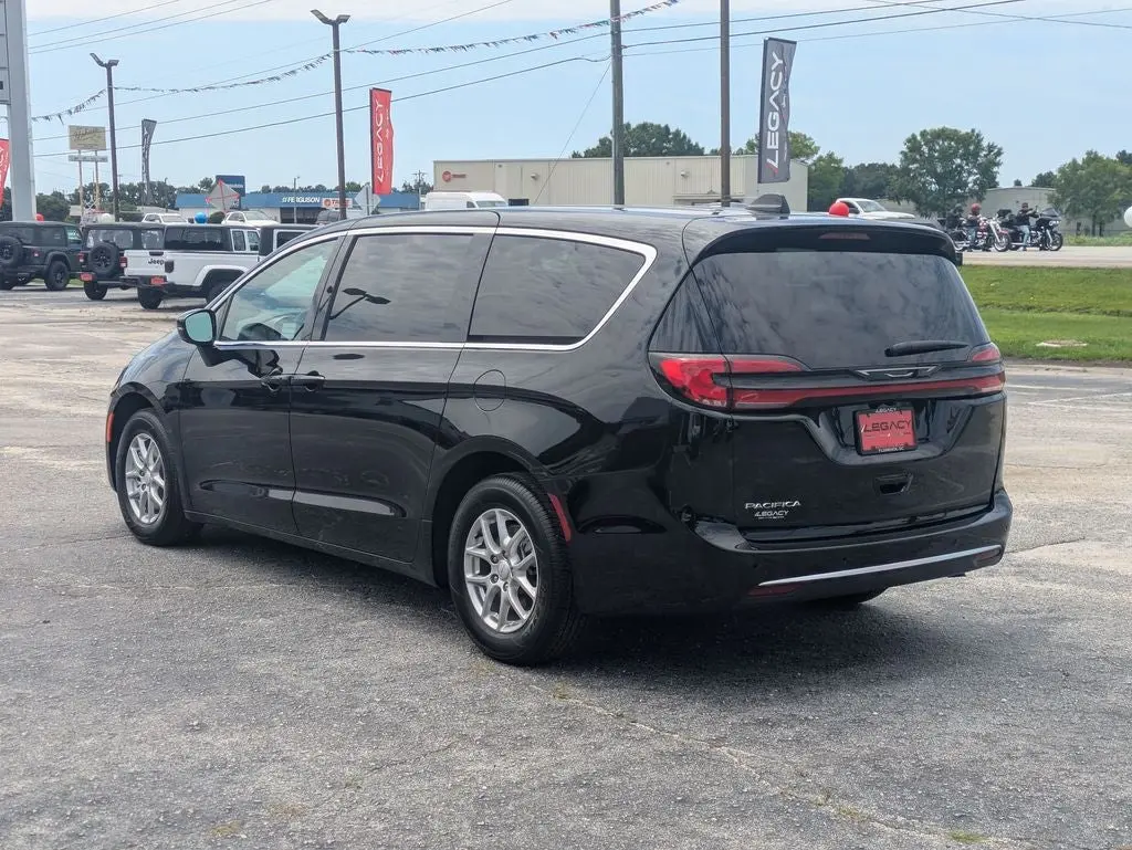 2027 Chrysler Pacifica Select photo 5