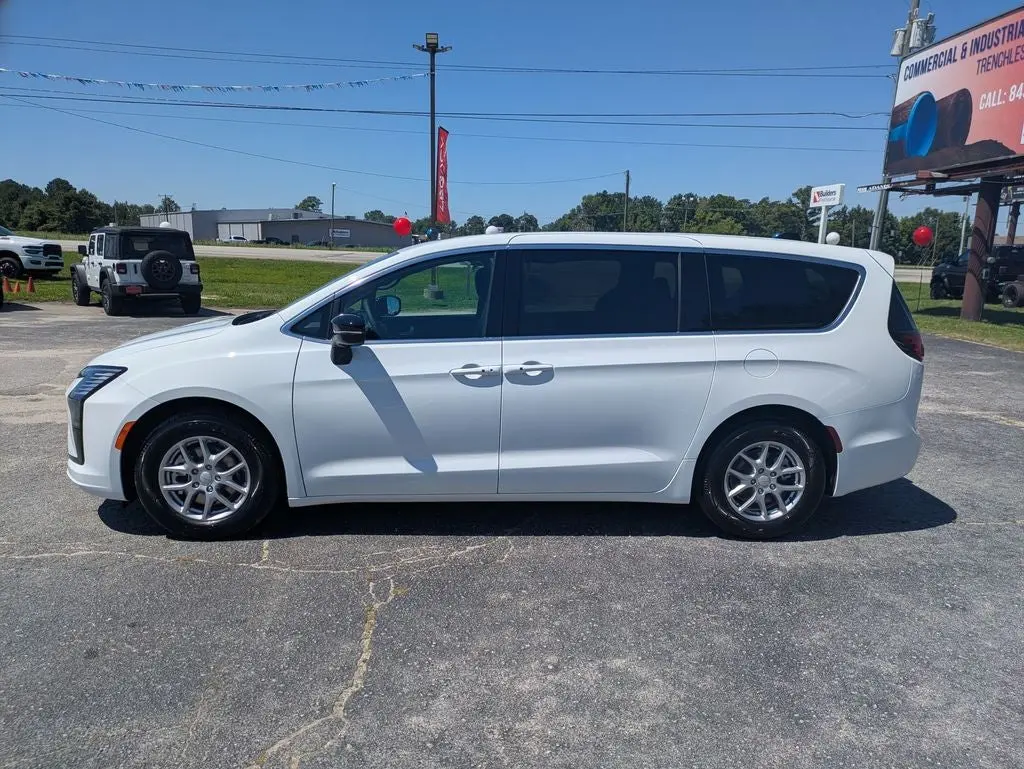 2027 Chrysler Pacifica Select photo 4